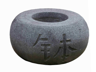 Lávová nádržka tsukubai s čínskými znaky pr. 40 cm